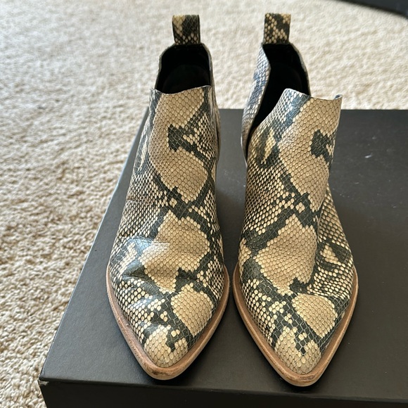 8 - Dolce Vita Sonni Snake Print Embossed Leather Ankle Boot Size 8 - Picture 1 of 3